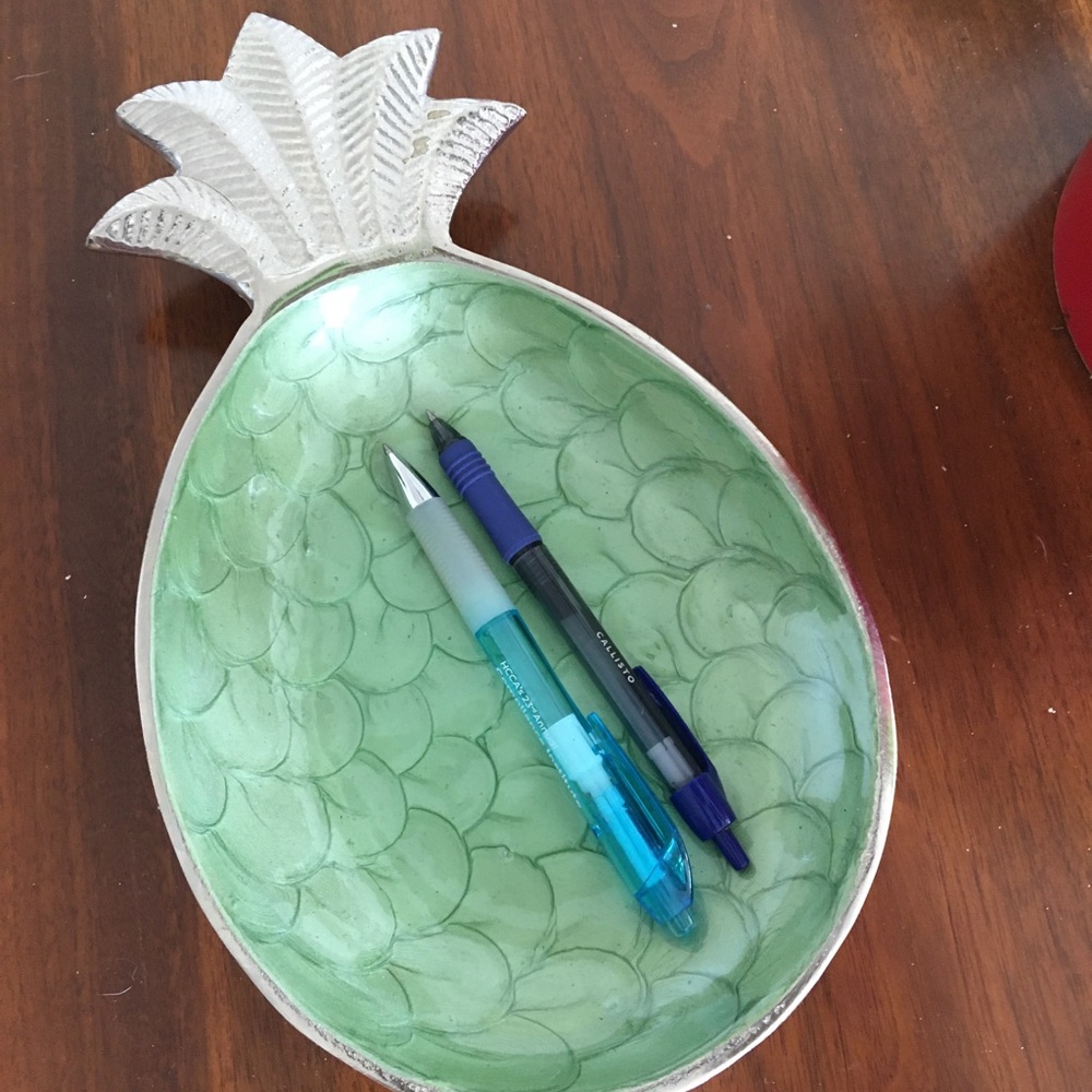 Large pineapple dish